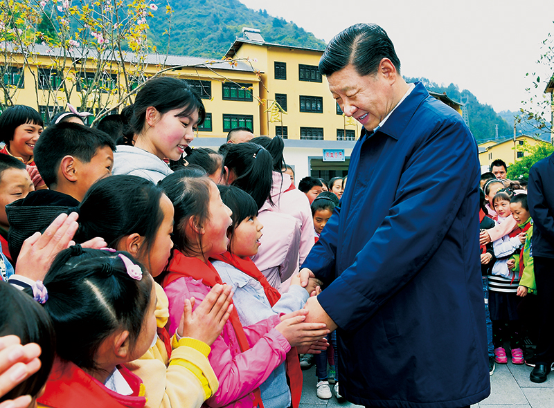 2019年4月15日至17日，中共中央總書記、國家主席、中央軍委主席習(xí)近平在重慶考察，并主持召開解決“兩不愁三保障”突出問題座談會(huì)。這是4月15日下午，習(xí)近平在石柱土家族自治縣中益鄉(xiāng)小學(xué)同學(xué)生們親切交談，詢問他們學(xué)習(xí)和生活情況。 
