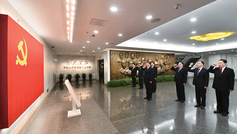 2017年10月31日，中共中央總書記、國家主席、中央軍委主席習(xí)近平帶領(lǐng)中共中央政治局常委李克強(qiáng)、栗戰(zhàn)書、汪洋、王滬寧、趙樂際、韓正，瞻仰上海中共一大會(huì)址和浙江嘉興南湖紅船。這是31日上午，在上海中共一大會(huì)址紀(jì)念館，習(xí)近平帶領(lǐng)其他中共中央政治局常委同志一起重溫入黨誓詞。 