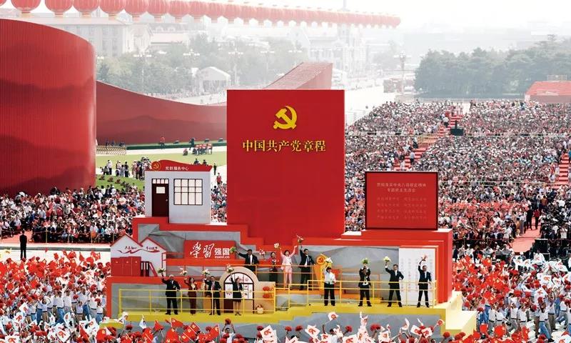 2019年10月1日上午，慶祝中華人民共和國成立70周年大會在北京天安門廣場隆重舉行。這是群眾游行中的“從嚴治黨”方陣。新華社記者 蘭紅光/攝