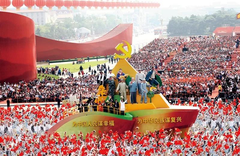 2019年10月1日上午，慶祝中華人民共和國成立70周年大會在北京天安門廣場隆重舉行。這是群眾游行中的“不忘初心”方陣。新華社記者 蘭紅光/攝