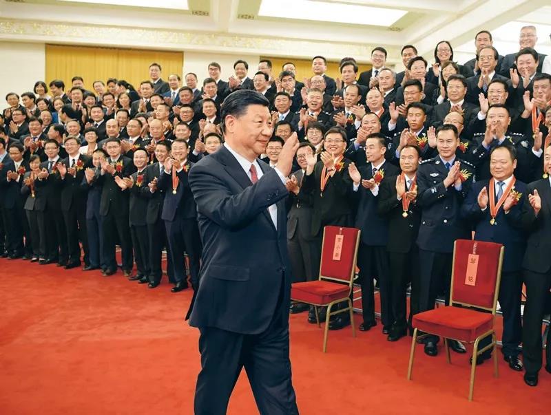 2019年6月25日，黨和國家領導人習近平、李克強、王滬寧等在北京人民大會堂會見第九屆全國“人民滿意的公務員”和“人民滿意的公務員集體”受表彰代表。新華社記者 李學仁/攝